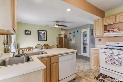 2605 Somerton Rd, Springfield, IL 62702 photo 9