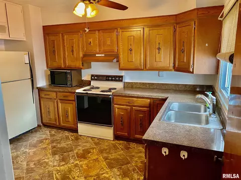 2056 Marland St, Springfield, IL 62702 photo 4