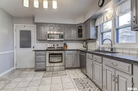 623 E Main St, Rochester, IL 62563 photo 16