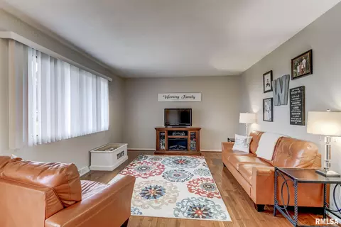 623 E Main St, Rochester, IL 62563 photo 8