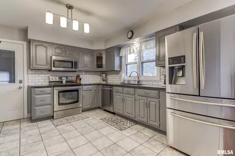623 E Main St, Rochester, IL 62563 photo 11