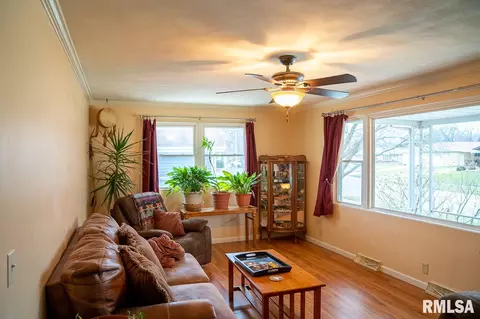 2432 Tamaroa Trl, Springfield, IL 62702 photo 6