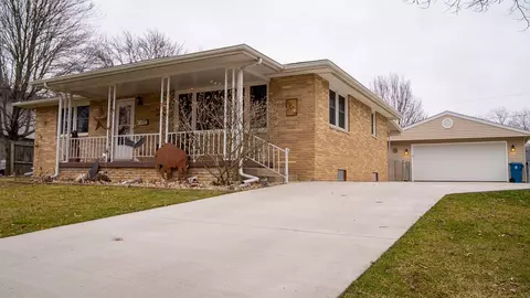 2432 Tamaroa Trl, Springfield, IL 62702 photo 1