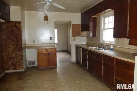 2215 S 12th St, Springfield, IL 62703 photo 5