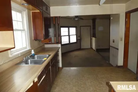 2215 S 12th St, Springfield, IL 62703 photo 4
