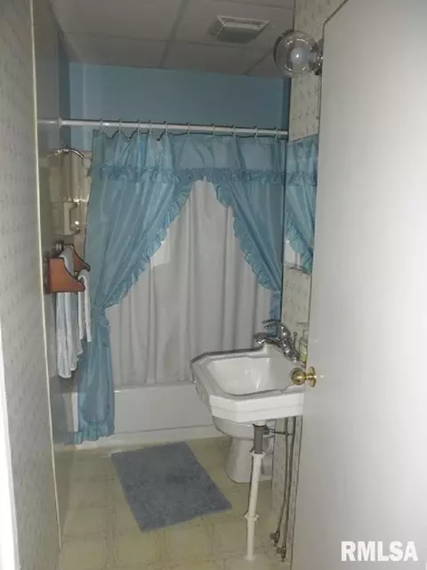1125 E Pine St, Springfield, IL 62703 photo 9