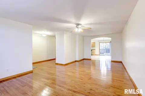 525 Willows Ave, Chatham, IL 62629 photo 2