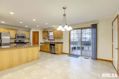 525 Willows Ave, Chatham, IL 62629 photo 5