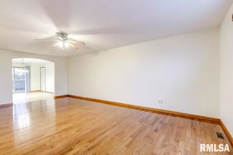 525 Willows Ave, Chatham, IL 62629 photo 3