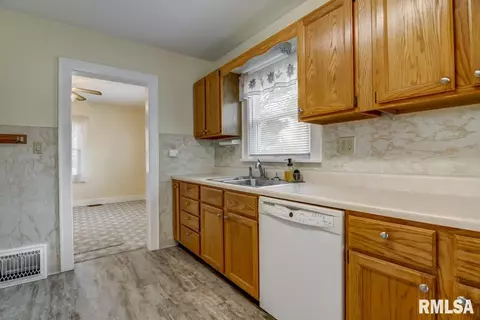 632 E Main St, Rochester, IL 62563 photo 15