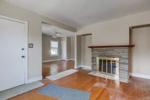 519 E Ash St, Springfield, IL 62703 photo 2
