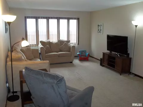 2209 Trowbridge Rd, Springfield, IL 62703 photo 2