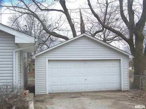 702 E Chestnut St, Chatham, IL 62629 photo 7