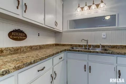 1130 N Osburn Ave, Springfield, IL 62702 photo 7