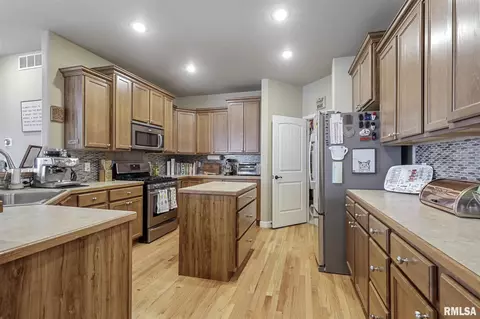 514 E Spruce St, Chatham, IL 62629 photo 10