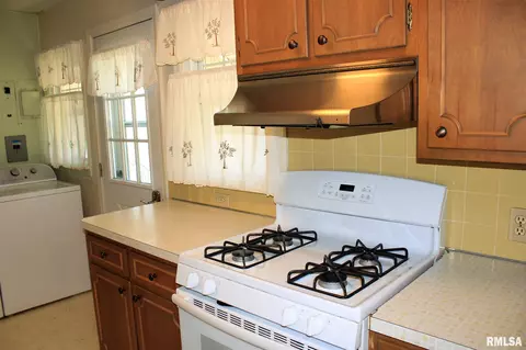 2325 S Spring St, Springfield, IL 62704 photo 9
