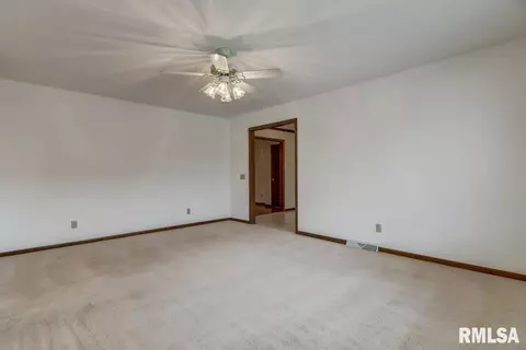 2621 Hazelnut Dr, Springfield, IL 62704 photo 4