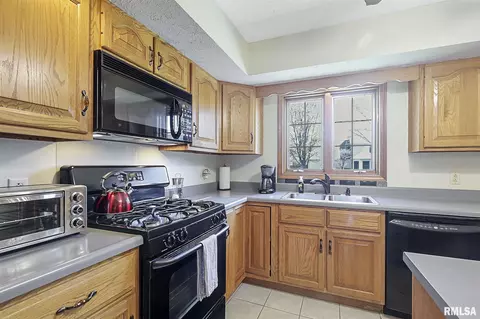 3100 Red Bud Ln, Springfield, IL 62712 photo 2
