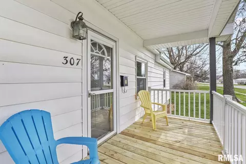 307 E Locust St, Chatham, IL 62629 photo 3