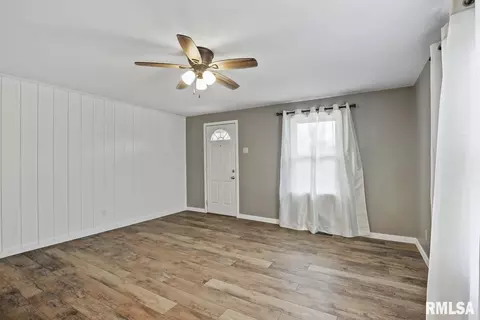 307 E Locust St, Chatham, IL 62629 photo 6