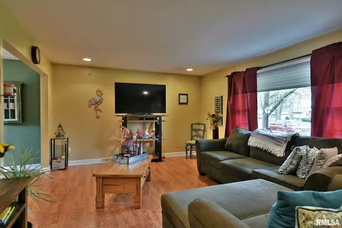 509 Witherspoon Dr, Springfield, IL 62704 photo 2