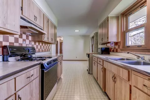 2502 E Devonshire Rd, Springfield, IL 62703 photo 9