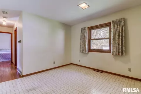 2502 E Devonshire Rd, Springfield, IL 62703 photo 6
