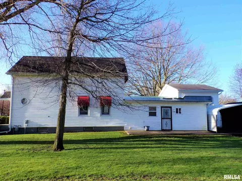 434 N Center St, Oneida, IL 61467 photo 3