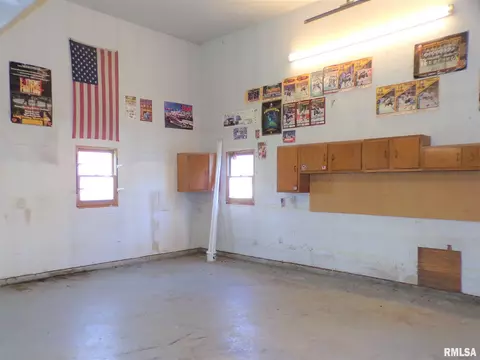 434 N Center St, Oneida, IL 61467 photo 9