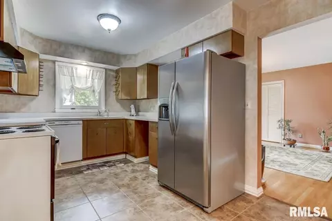 2218 Lynnhaven Dr, Springfield, IL 62704 photo 9