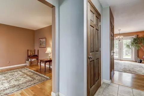 2218 Lynnhaven Dr, Springfield, IL 62704 photo 2