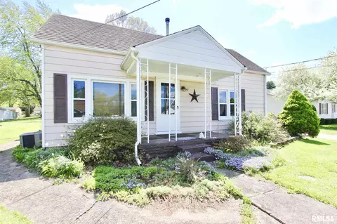 812 E Madison St, Riverton, IL 62561 photo 2