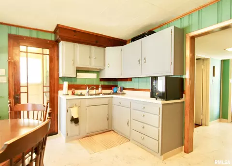 812 E Madison St, Riverton, IL 62561 photo 3