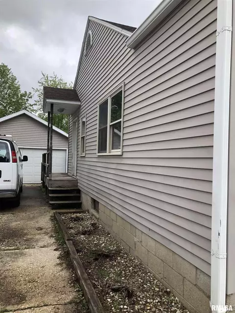 2911 S Walnut St, Springfield, IL 62704 photo 5