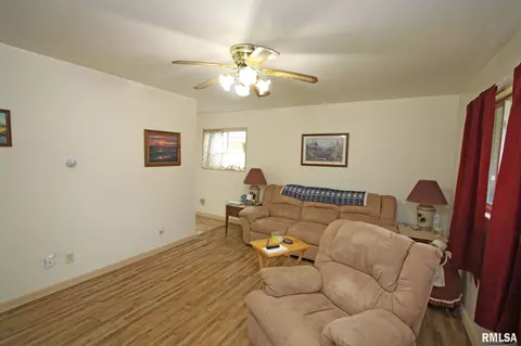 1729 Schrader Ave, Springfield, IL 62702 photo 4