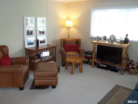 437 S Durkin Dr, Springfield, IL 62711 photo 2