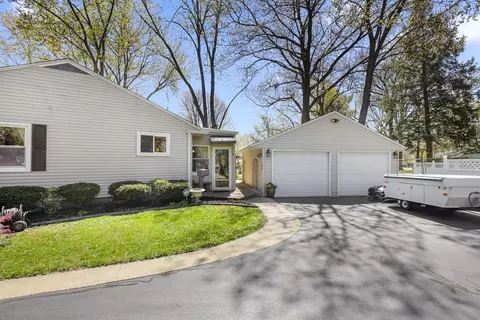 2 Circle Dr, Springfield, IL 62703 photo 3