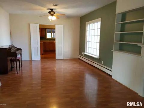910 S Madison St, Marion, IL 62959 photo 5