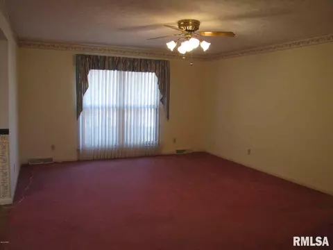 210 Circle Dr, Salem, IL 62881 photo 4