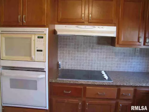 210 Circle Dr, Salem, IL 62881 photo 8