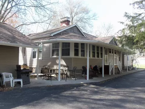 614 E Main St, Benton, IL 62812 photo 43