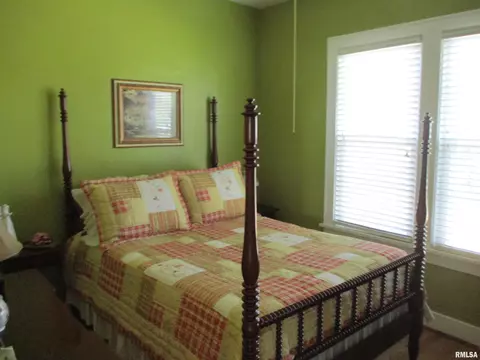 614 E Main St, Benton, IL 62812 photo 12