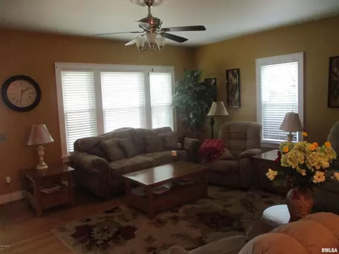 614 E Main St, Benton, IL 62812 photo 9