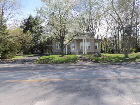 614 E Main St, Benton, IL 62812 photo 4