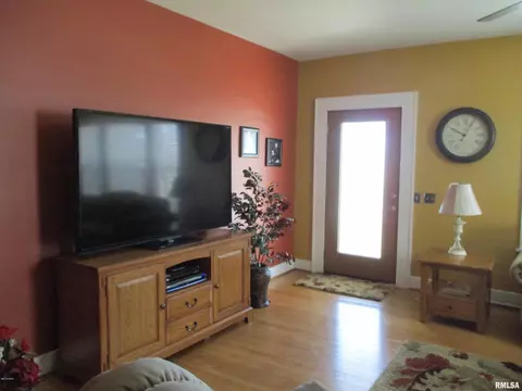 614 E Main St, Benton, IL 62812 photo 6