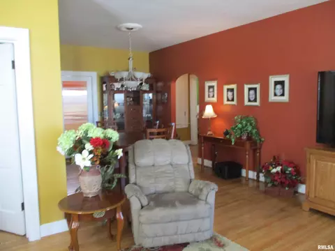 614 E Main St, Benton, IL 62812 photo 7