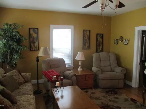 614 E Main St, Benton, IL 62812 photo 10