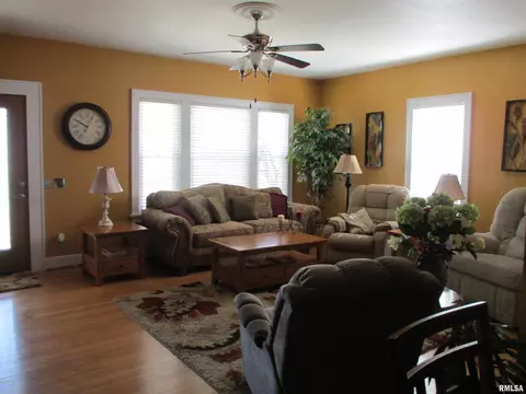 614 E Main St, Benton, IL 62812 photo 5