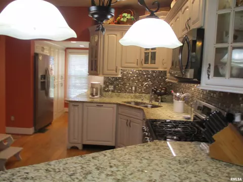 614 E Main St, Benton, IL 62812 photo 24