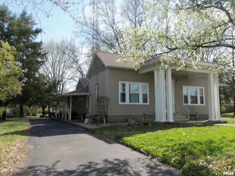 614 E Main St, Benton, IL 62812 photo 3